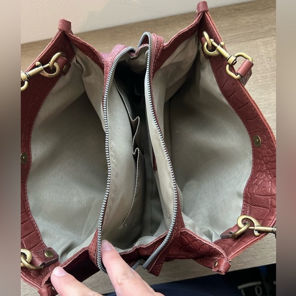 AMERICAN LEATHER CO. Lenox Brown triple entry leather Crocodile-Embossed bag - Picture 14 of 16